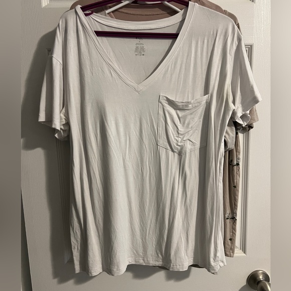 Kyte Baby Relaxed Fit Women’s V-Neck in Snow - Picture 3 of 3